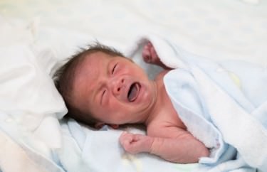 AZS u niemowlaka – czym jest? Jak postępować podczas choroby?