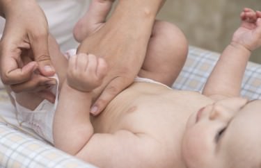 Biegunka u niemowlaka - jak wygląda, co stosować?
