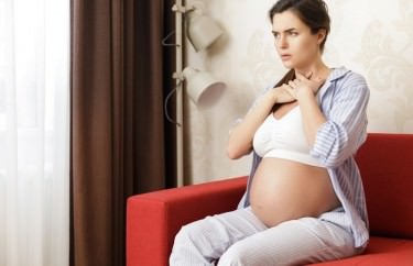Ból gardła w ciąży – co można zastosować, jak leczyć?