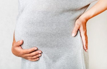 “Ból żołądka” w ciąży – co oznacza, jak sobie z nim radzić?
