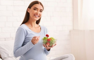 Czego nie jeść w ciąży? Tych produktów powinnaś unikać!