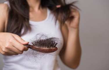 Czym jest spowodowane wypadanie włosów po ciąży i jak mu przeciwdziałać?