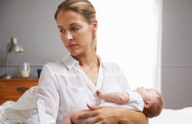 Depresja poporodowa - objawy, leczenie, kiedy się zaczyna?