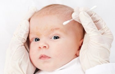 Dolegliwości skórne u niemowlęcia – co poradzić mamie?