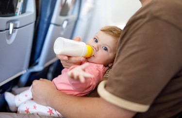 Dziecko w samolocie – jak przygotować się do podróży z najmłodszymi?