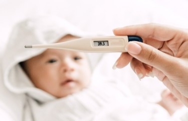 Gorączka u niemowlaka – jak ją zbić i kiedy pójść do lekarza?