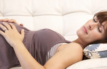 Jak spać w ciąży, aby nie zaszkodzić dziecku. Jakie pozycje są zalecane?