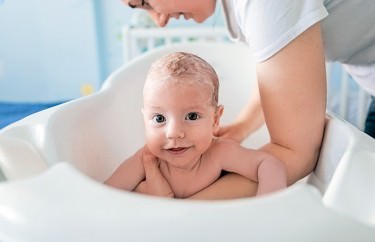 Kąpiel noworodka i niemowlęcia