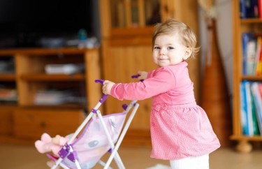 Kiedy dziecko zaczyna chodzić? Sprawdź, kiedy możesz spodziewać się pierwszego kroku