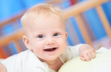 Kiedy dziecko zaczyna się uśmiechać? Przygotuj się na pierwszy uśmiech niemowlęcia