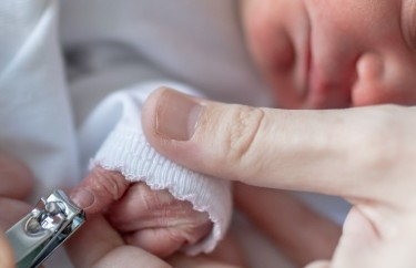 Kiedy obciąć paznokcie noworodkowi po raz pierwszy? Pielęgnacja paznokci maluszka