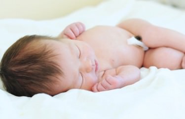 Kikut pępowiny - kiedy odpada i jakiej pielęgnacji wymaga pępek noworodka?