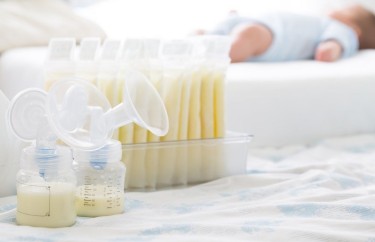 Mrożenie mleka matki - jak przechowywać pokarm w zamrażarce?