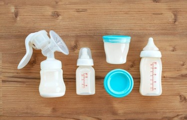 Odciągnięte mleko - ile może stać? Jak je przechowywać?
