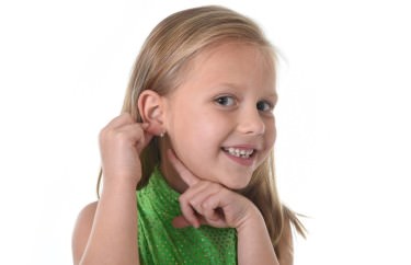 Pierwsze kolczyki dla dziecka — kiedy przebić dziecku uszy?