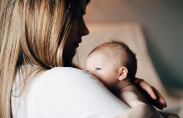 Ropiejące oczko u niemowlaka - czy to powód do niepokoju?