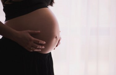 Twardy brzuch w ciąży - czy to naturalne zjawisko?