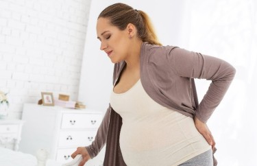 Z czego wynika ból pleców w ciąży? Jak walczyć z bólem kręgosłupa w ciąży? I, II i III trymestr