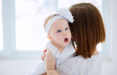 Zez u niemowlaka – czy powinien niepokoić? Przyczyny zeza i diagnostyka